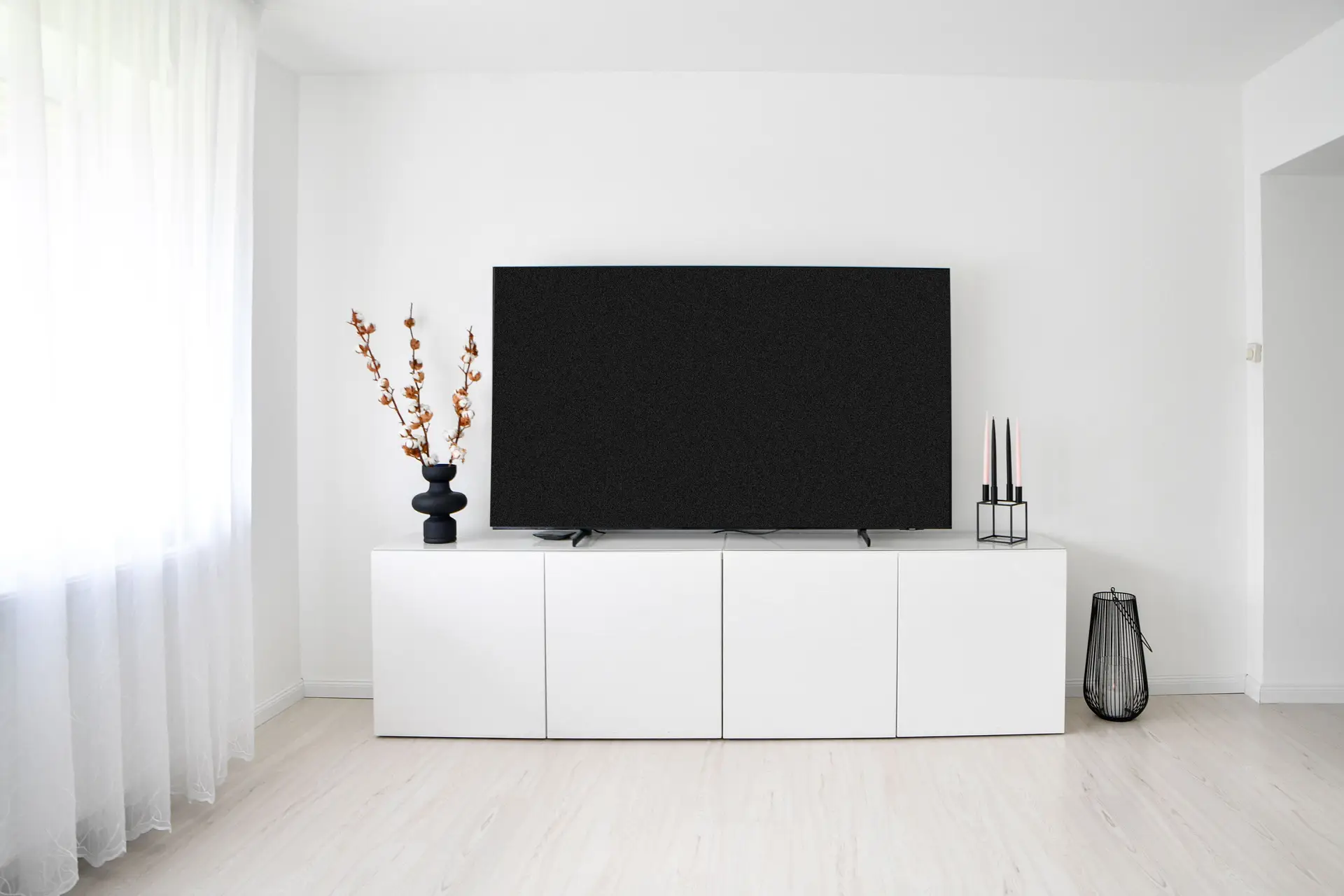Selkeälinjainen olohuone minimalistisella sisustuksella