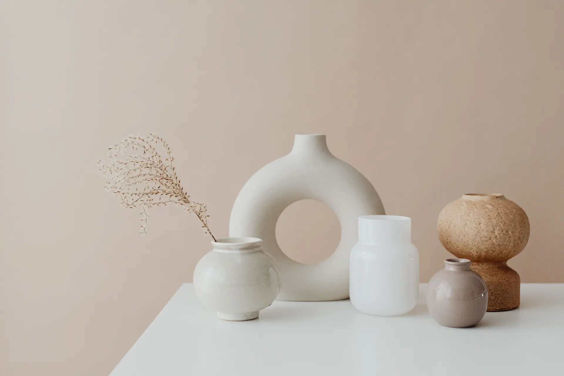 Käsintehdyt minimalistiset keramiikkamaljakot valkoisella tasolla