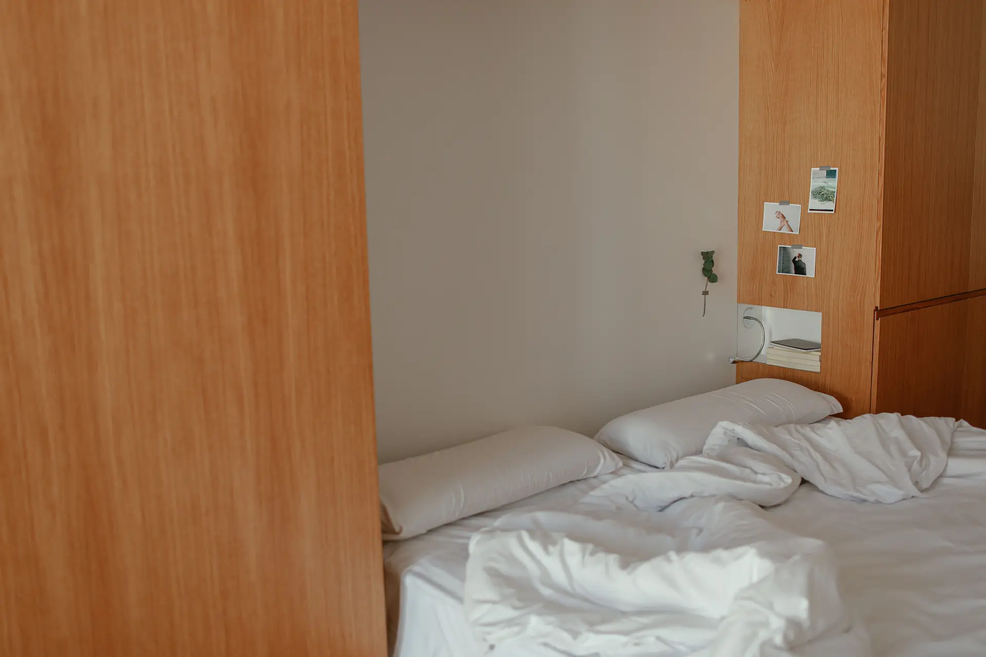 Huonekohtainen sisustus rauhallinen makuuhuone