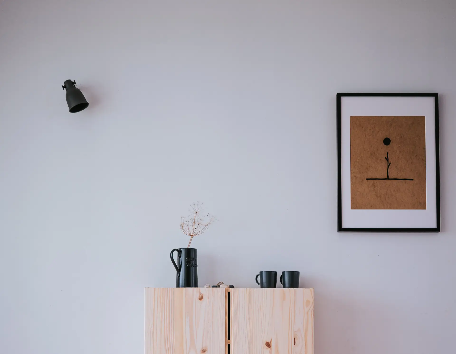Luonnonmateriaalit ja minimalistiset huonekalut kodissa